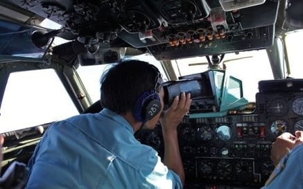 Thủy phi cơ của Hải quân VN phát hiện mảnh vỡ nghi cửa sổ máy bay 3