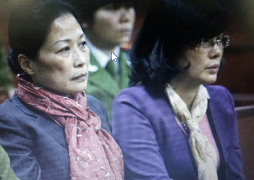 Gi&acirc;y ph&uacute;t hiếm hoi của vợ chồng Dương Ch&iacute; Dũng tại t&ograve;a 1