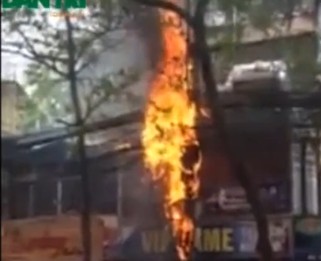 Cột điện ch&aacute;y nổ như ph&aacute;o hoa tại H&agrave; Nội 1