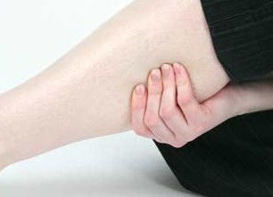 Thường xuy&ecirc;n bi t&ecirc; ch&acirc;n tay, c&oacute; phải do thiếu chất? 1