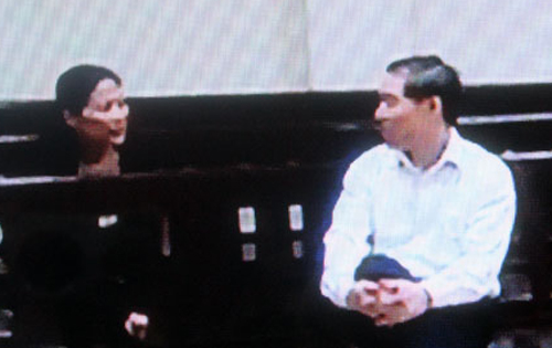 Gi&acirc;y ph&uacute;t hiếm hoi của vợ chồng Dương Ch&iacute; Dũng tại t&ograve;a 3