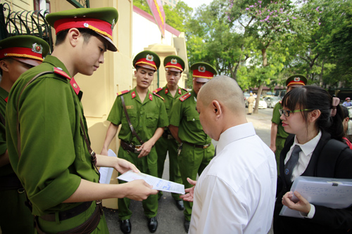 Vợ bầu Ki&ecirc;n đẹp mặn m&agrave; tới dự t&ograve;a 5