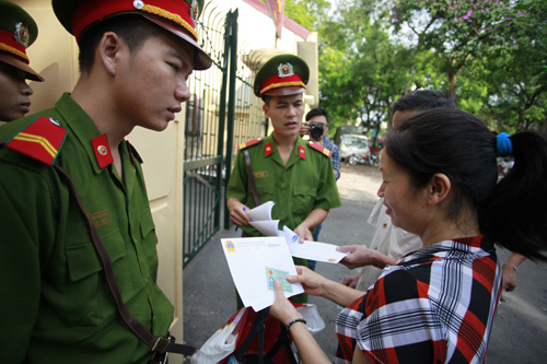 Vợ bầu Ki&ecirc;n đẹp mặn m&agrave; tới dự t&ograve;a 6
