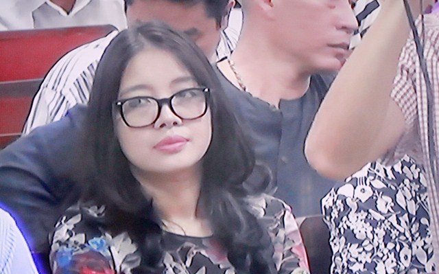 Vợ bầu Kiên liên tục hướng mắt về phía chồng tại tòa 8