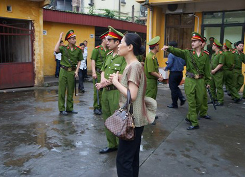 Gi&acirc;y ph&uacute;t hiếm hoi của vợ chồng Dương Ch&iacute; Dũng tại t&ograve;a 4