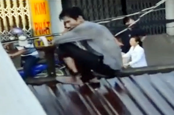 Gi&aacute; đắng ngắt v&igrave; đi... đ&ograve;i tiền cho g&aacute;i 1