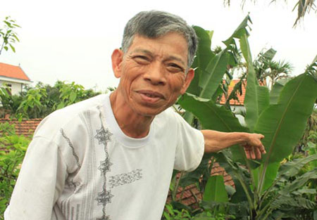 Chồng bắt vợ 56 tuổi khoả th&acirc;n giữa đường để l&agrave;m nhục 2