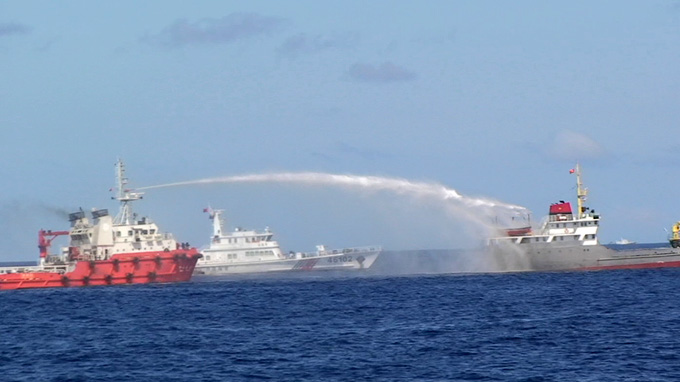 Tàu cảnh sát biển "tách" đội tàu Trung Quốc, bảo vệ ngư dân 1