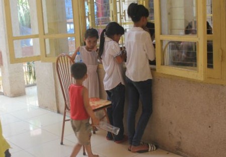 Tương lai mờ mịt của 3 đứa trẻ c&oacute; cha mẹ v&agrave;o t&ugrave; v&igrave; d&iacute;nh ma t&uacute;y 1