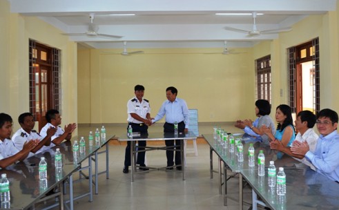 Tổng cục trưởng TC DS-KHHGĐ thăm và tặng quà các chiến sĩ Cảnh sát biển Việt Nam 3