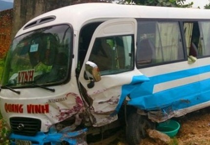 Kinh ho&agrave;ng xe ăn cưới &ldquo;đấu đầu&rdquo; xe kh&aacute;ch, 5 người thương vong 1