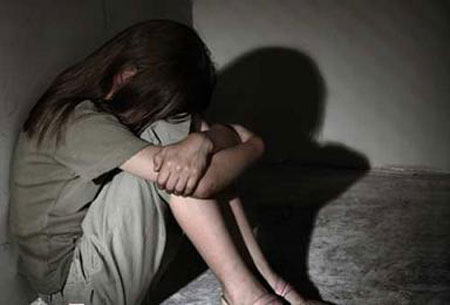 Bé 13 tuổi bị hiếp dâm: "Mấy anh đó xin mà, xin thì con cho" 1 Bé 13 tuổi bị hiếp dâm: "Mấy anh đó xin mà, xin thì con cho" 1