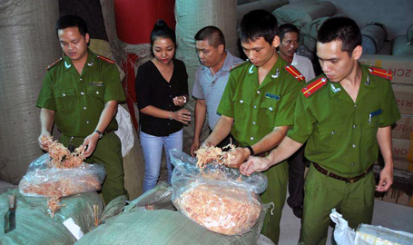 R&ugrave;ng m&igrave;nh ph&aacute;t hiện gần 2 tấn mực kh&ocirc; giả 1