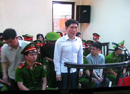 Cảm động trước b&agrave;n tay nắm chặt của vợ chồng bầu Ki&ecirc;n tại t&ograve;a 2