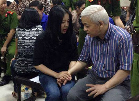 Cảm động trước b&agrave;n tay nắm chặt của vợ chồng bầu Ki&ecirc;n tại t&ograve;a 1