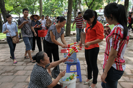 Sĩ tử chen ch&acirc;n đ&ecirc;́n Văn Mi&ecirc;́u c&acirc;̀u may 1