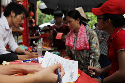 Sĩ tử chen ch&acirc;n đ&ecirc;́n Văn Mi&ecirc;́u c&acirc;̀u may 8