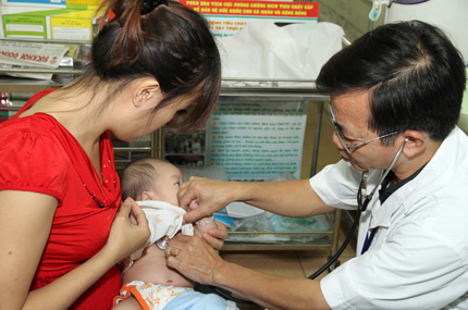 Ngày đầu tiêm trở lại vắc xin Quinvaxem tại Hà Nội 3