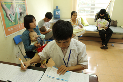 Ngày đầu tiêm trở lại vắc xin Quinvaxem tại Hà Nội 8