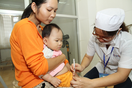 Ngày đầu tiêm trở lại vắc xin Quinvaxem tại Hà Nội 5