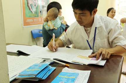 Ngày đầu tiêm trở lại vắc xin Quinvaxem tại Hà Nội 6