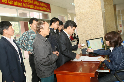 Ng&agrave;y cuối của huyện Từ Li&ecirc;m:  Vi&ecirc;n chức tăng ca, l&agrave;m việc hết c&ocirc;ng suất 4