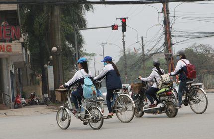 Những hình ảnh học sinh vô tư vi phạm luật giao thông khiến phụ huynh thót tim 8