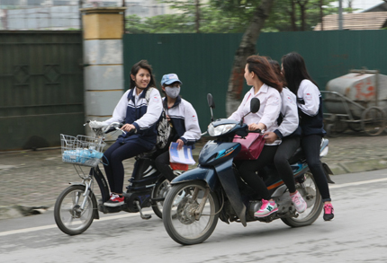 Những hình ảnh học sinh vô tư vi phạm luật giao thông khiến phụ huynh thót tim 11