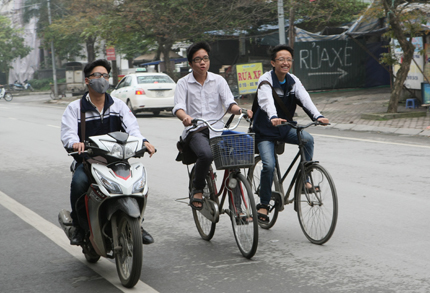 Những hình ảnh học sinh vô tư vi phạm luật giao thông khiến phụ huynh thót tim 1