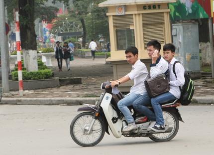 Những hình ảnh học sinh vô tư vi phạm luật giao thông khiến phụ huynh thót tim 10