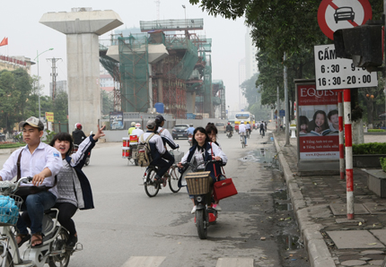 Những hình ảnh học sinh vô tư vi phạm luật giao thông khiến phụ huynh thót tim 3