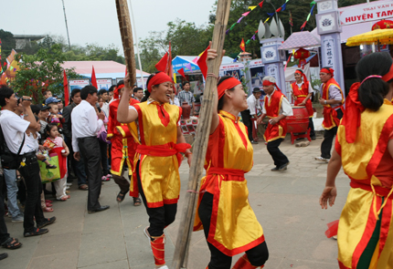 Kỳ lạ trai tráng kéo lửa từ hai thân tre tươi 8