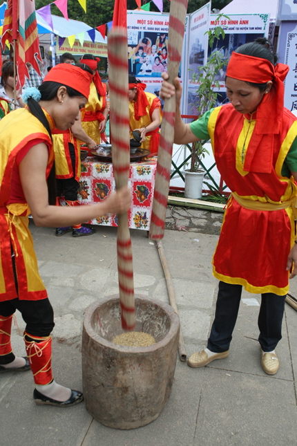 Kỳ lạ trai tráng kéo lửa từ hai thân tre tươi 4