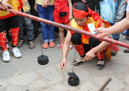 Kỳ lạ trai tráng kéo lửa từ hai thân tre tươi 10