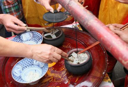 Kỳ lạ trai tráng kéo lửa từ hai thân tre tươi 11