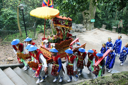 Trang nghi&ecirc;m lễ d&acirc;ng hương tưởng nhớ c&aacute;c Vua H&ugrave;ng 9