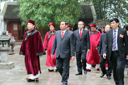 Trang nghi&ecirc;m lễ d&acirc;ng hương tưởng nhớ c&aacute;c Vua H&ugrave;ng 7