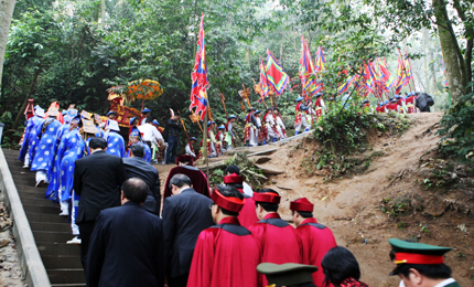 Trang nghi&ecirc;m lễ d&acirc;ng hương tưởng nhớ c&aacute;c Vua H&ugrave;ng 10