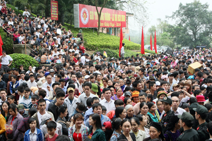 Trang nghi&ecirc;m lễ d&acirc;ng hương tưởng nhớ c&aacute;c Vua H&ugrave;ng 14