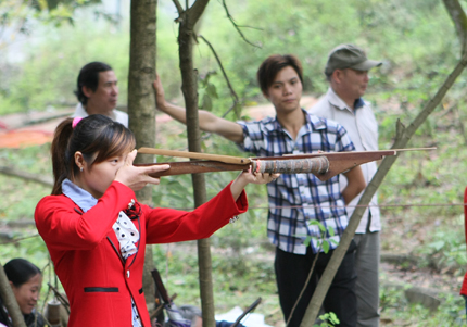 Người đẹp đất Tổ trổ t&agrave;i bắn nỏ 3
