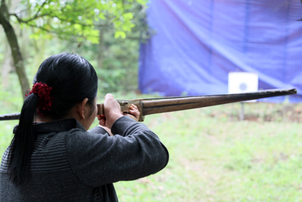 Người đẹp đất Tổ trổ t&agrave;i bắn nỏ 2