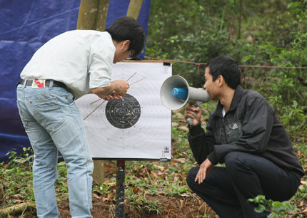 Người đẹp đất Tổ trổ t&agrave;i bắn nỏ 6