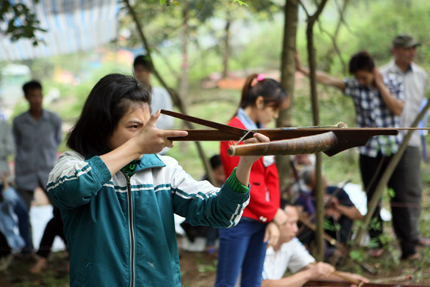 Người đẹp đất Tổ trổ t&agrave;i bắn nỏ 1