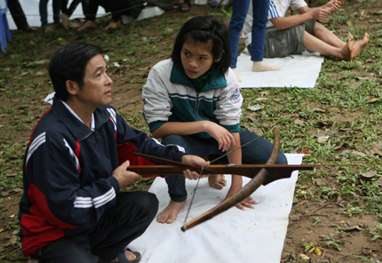 Người đẹp đất Tổ trổ t&agrave;i bắn nỏ 5