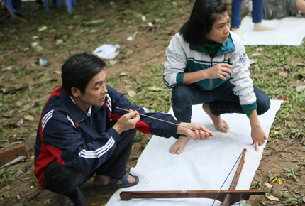 Người đẹp đất Tổ trổ t&agrave;i bắn nỏ 4