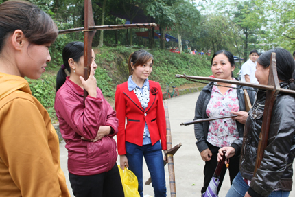 Người đẹp đất Tổ trổ t&agrave;i bắn nỏ 8