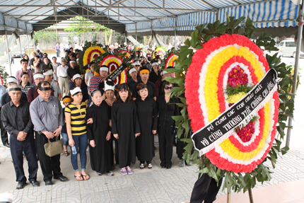 Các nghệ sĩ nghẹn ngào tiễn đưa NSND Trịnh Thịnh 1