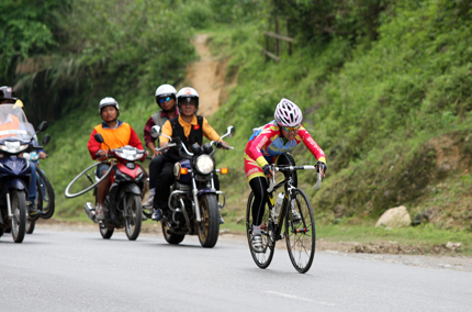 Nữ cua rơ không quên làm đẹp trên đường đua về Điện Biên 5