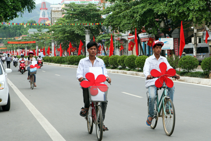 Đường  V&otilde; Nguy&ecirc;n Gi&aacute;p rực rỡ trong dịp kỷ niệm 60 năm chiến thắng Điện Bi&ecirc;n 1