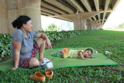 Người H&agrave; Nội tr&aacute;nh n&oacute;ng dưới c&aacute;i nắng 40 độ C 5
